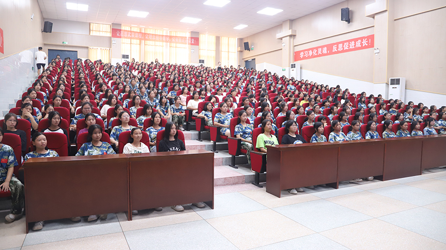 時光不語，靜待花開——懷化市新晃恒雅高級中學(xué)舉辦女生青春期健康教育講座